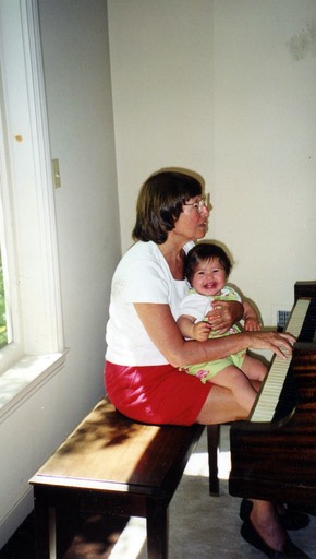 mom-piano